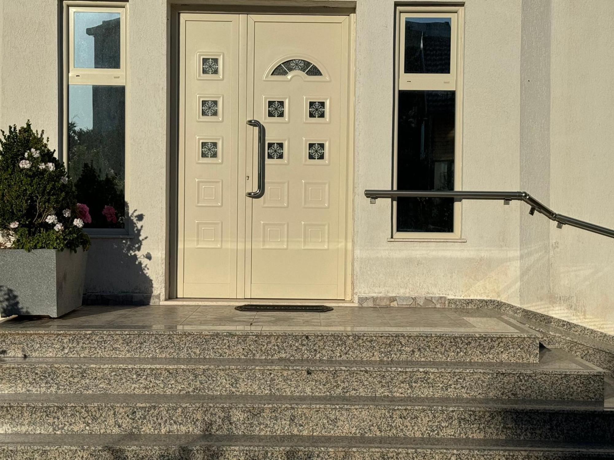 Kunevain Guest House Lezhë 外观 照片